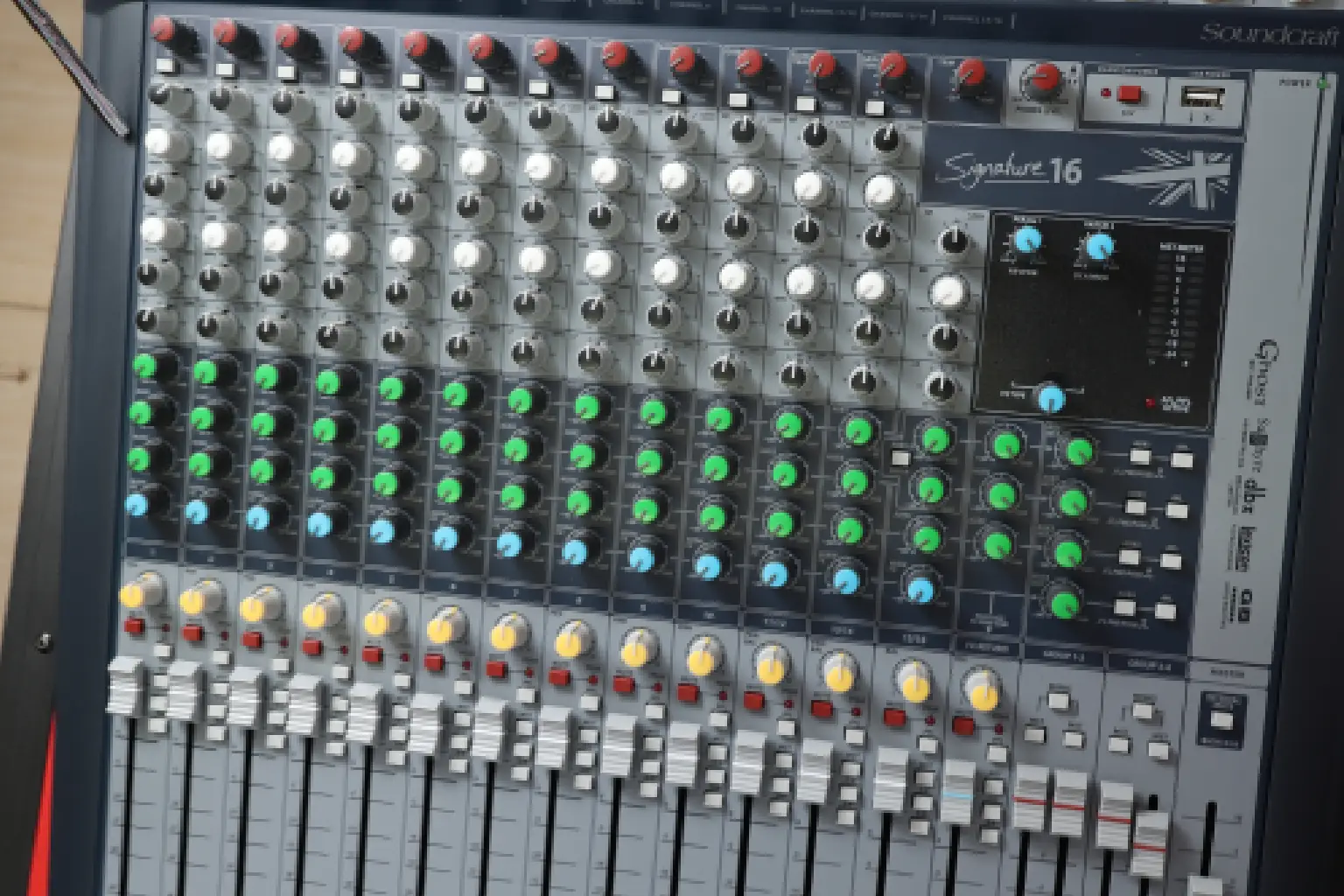 Soundcraft Signature 16 specs 
