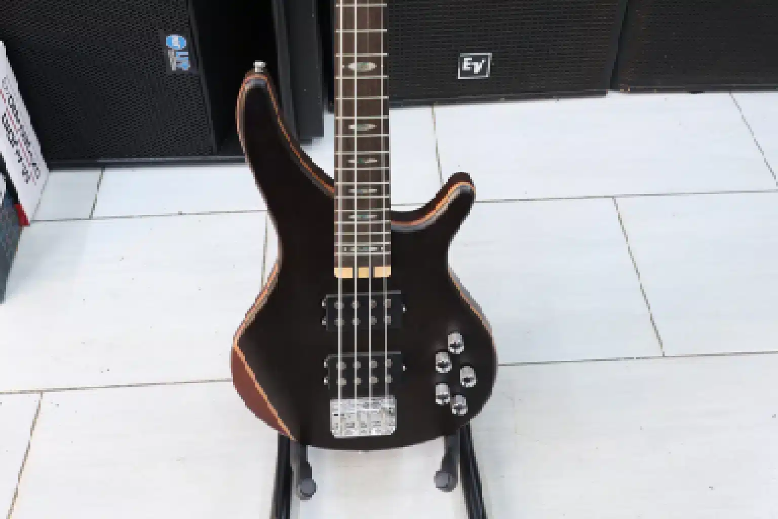 4 Strings Guitar