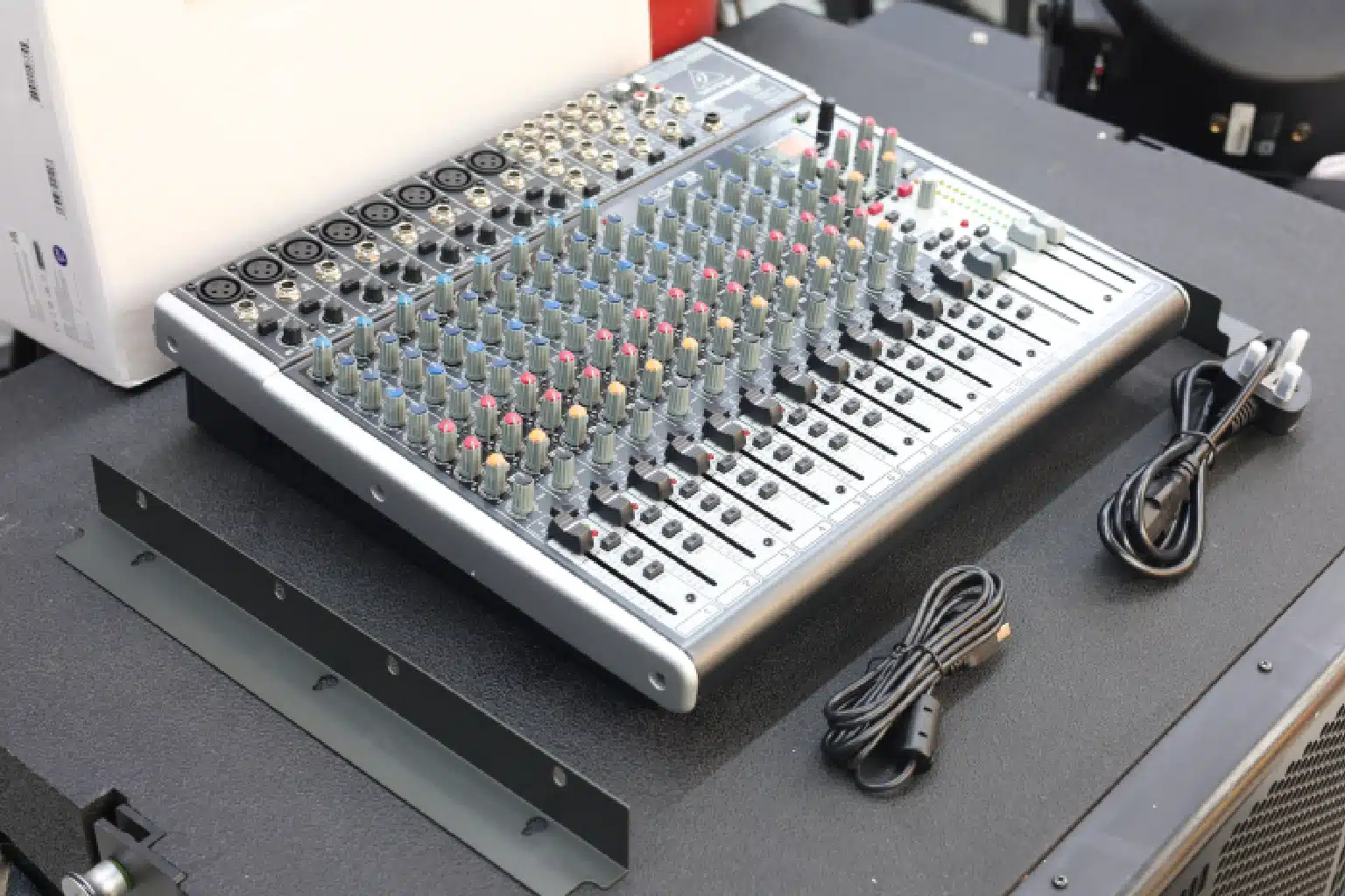 Behringer X2222USB mixer effects