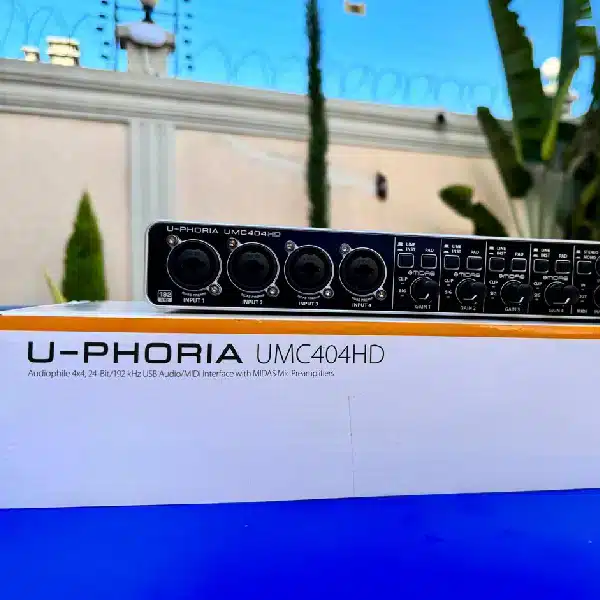 Behringer U-PHORIA UMC404