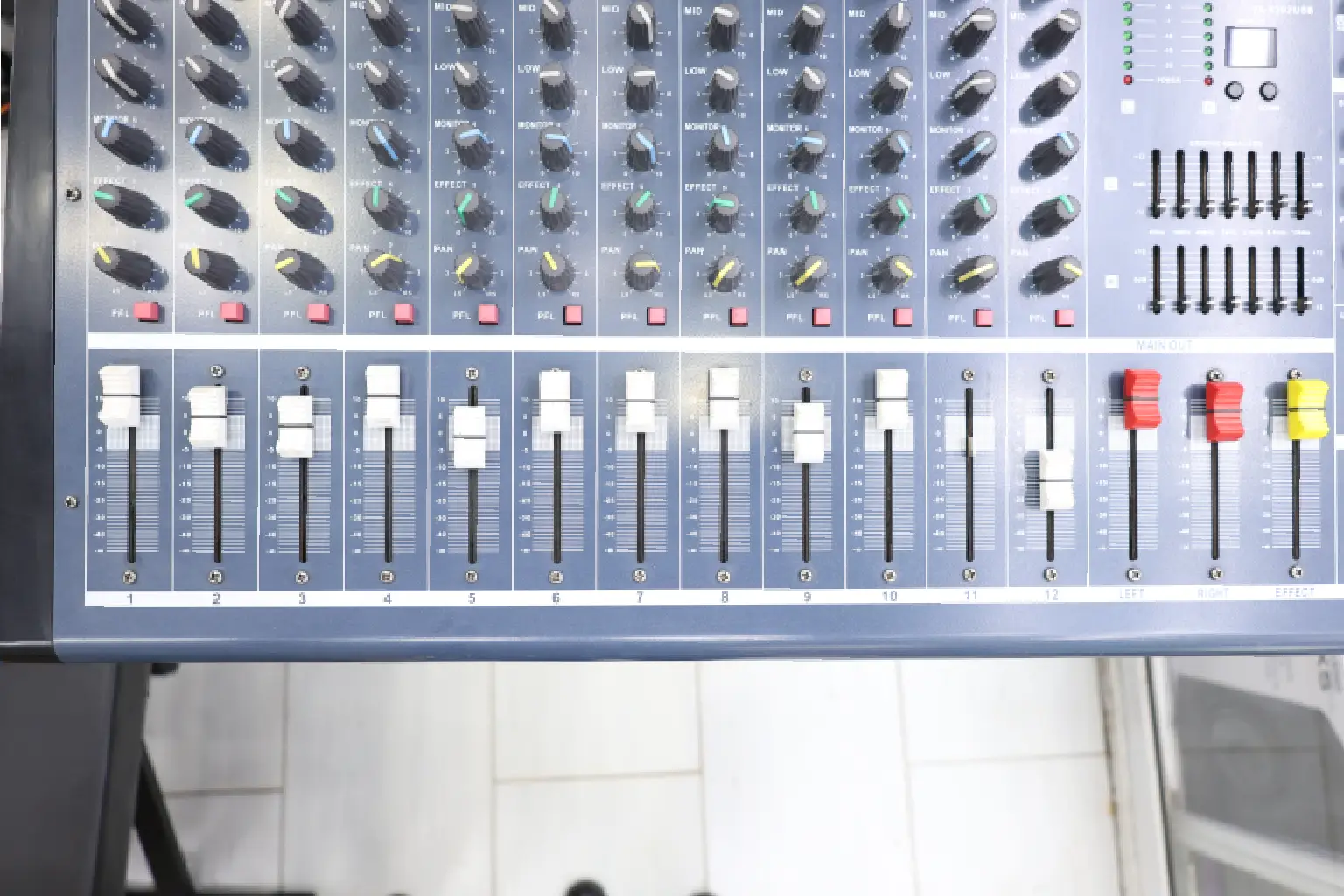 Mackie YA 1202 compatibility