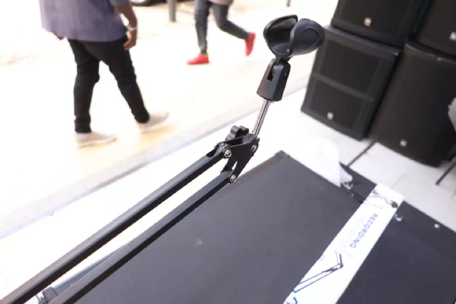 Folding recording mic stand