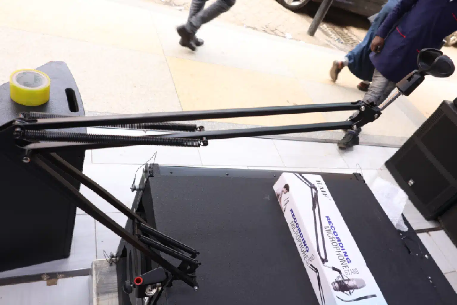 Extendable recording microphone stand