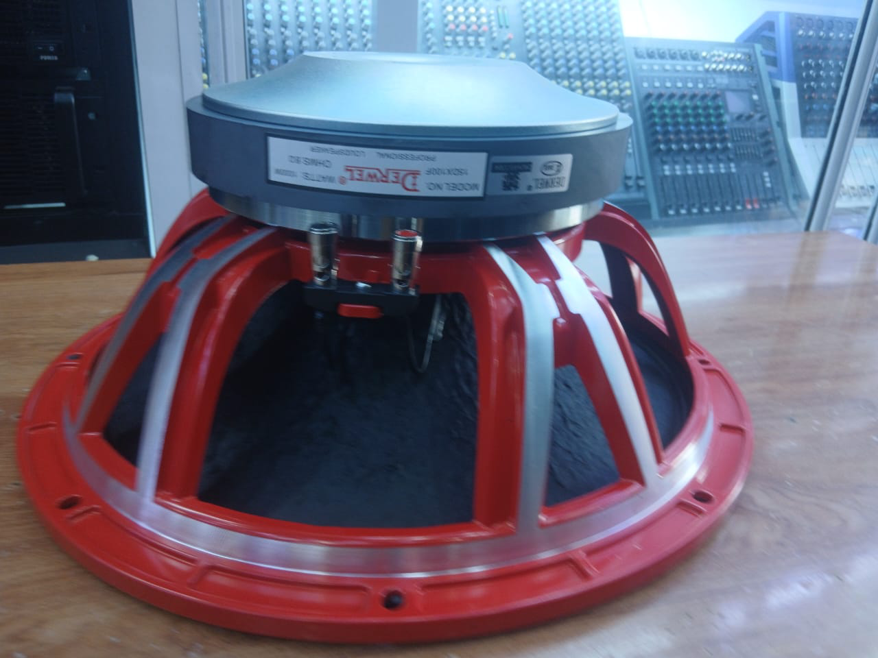 How the Derwel 15DX100F Professional Loudspeaker Supports Better Sound Coverage Derwel 15-inch professional loudspeaker