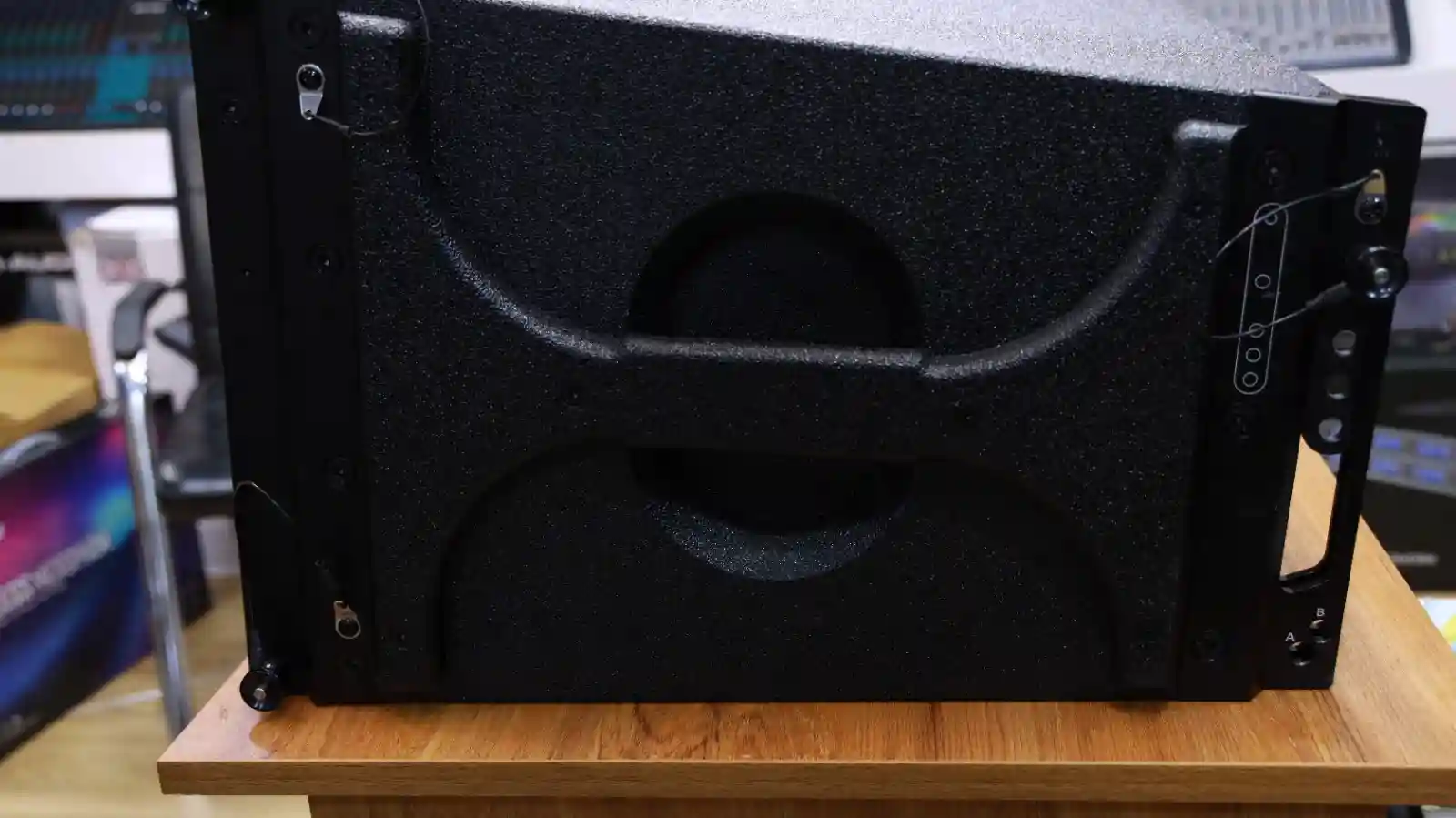 Thunder Sound HGH-212 Dual 12-Inch Professional Line Array Speaker – Reliable Long-Throw Speaker for Churches, Concerts and Outdoor Events Thunder Sound HGH-212 line array speaker