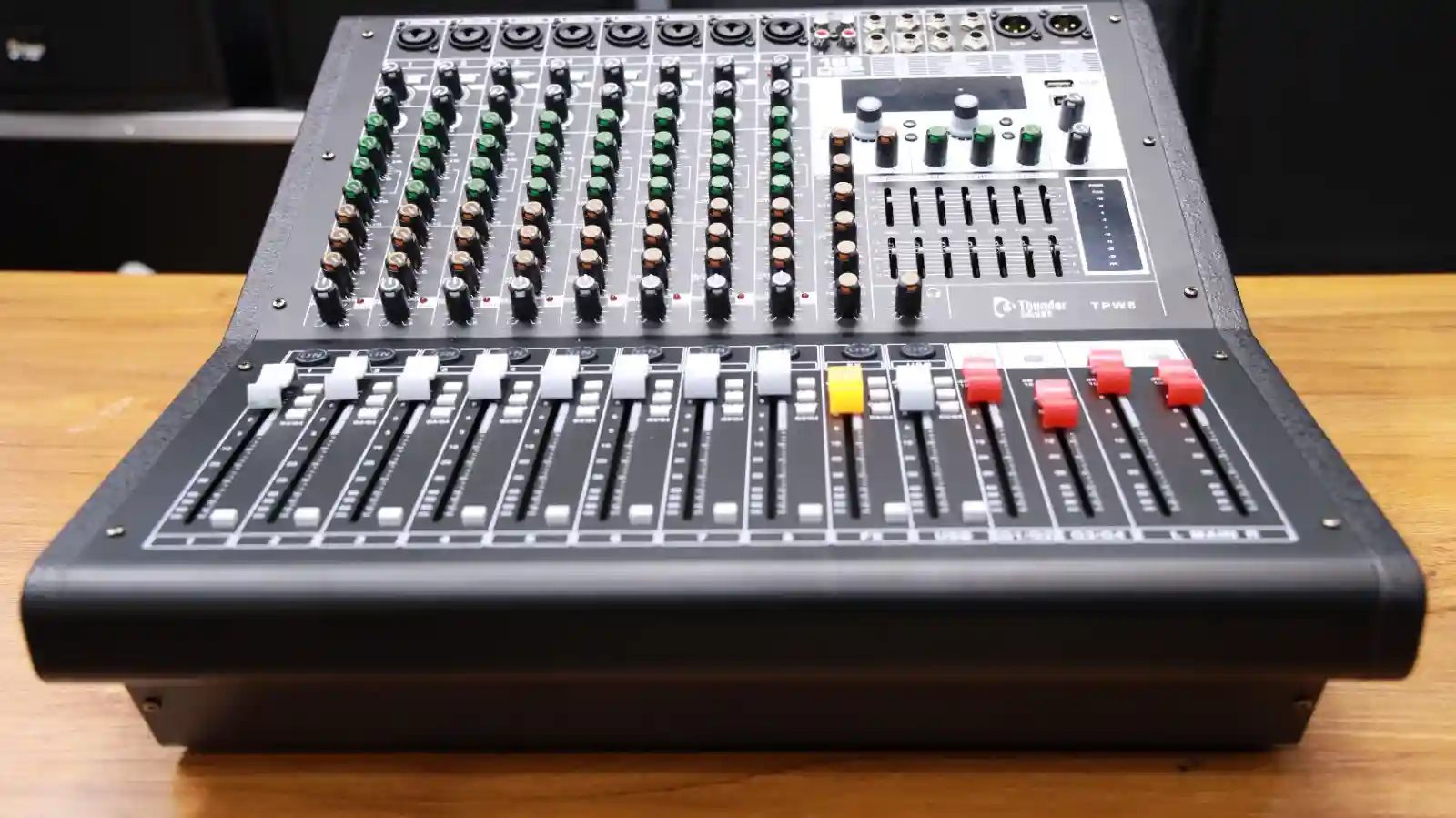 Thunder Sound TPW 8 Audio Mixer – Reliable Powered Mixer for Church Sound, DJs, Studios and Events Thunder Sound TPW 8 DJ mixer