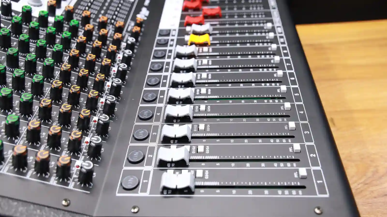 Thunder Sound TPW 8 Audio Mixer – Reliable Powered Mixer for Church Sound, DJs, Studios and Events Thunder Sound TPW 8 studio mixer