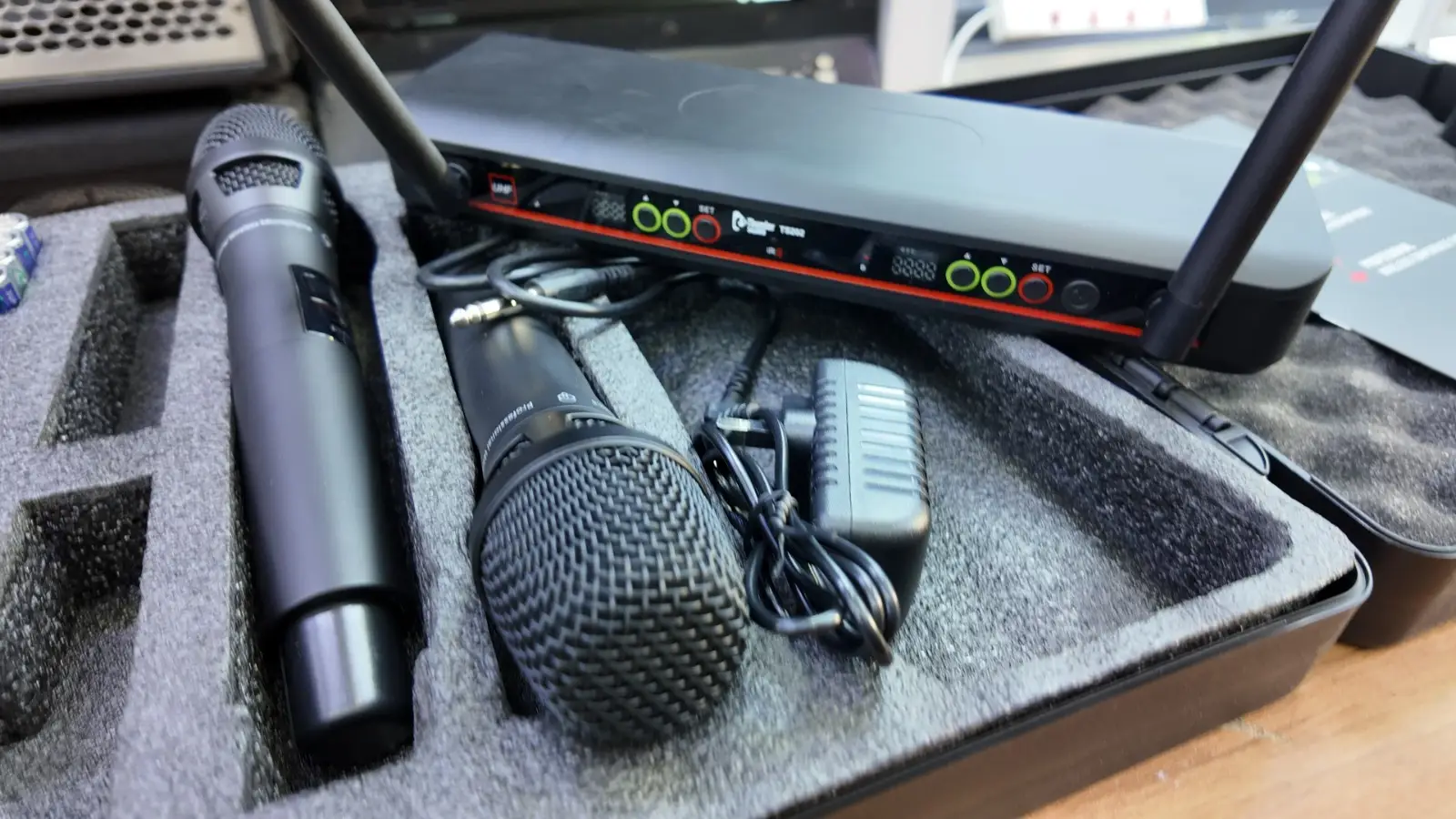 Thunder Sound TS202 Vocalset Artist UHF Wireless Microphone in Kenya Thunder Sound TS202 dynamic microphone