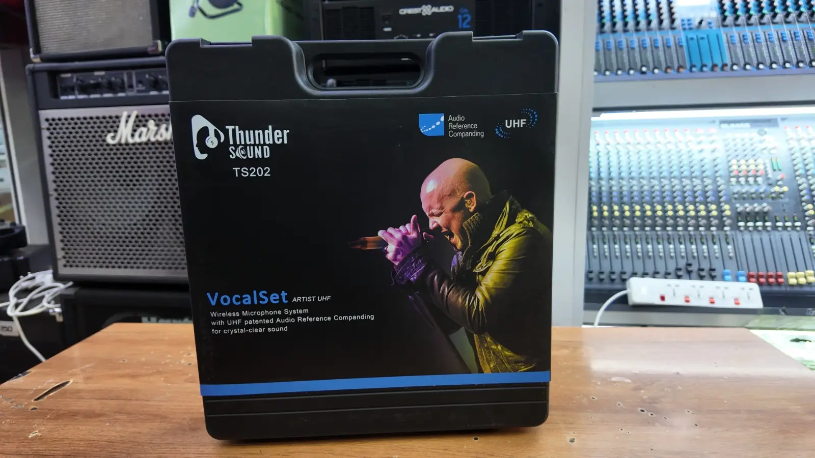 Thunder Sound TS202 Vocalset Artist UHF – Reliable Wireless Microphone for Churches, Singers and Events Thunder Sound TS202 professional microphone