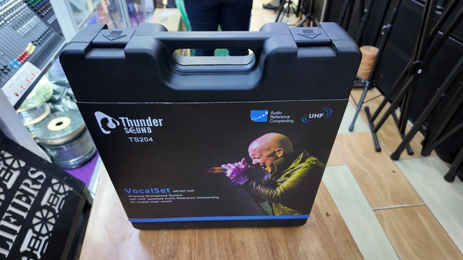 Thunder Sound TS204 Vocalset Artist UHF Wireless Microphone – Dual Handheld System for Churches, Events and Live Performance Thunder Sound TS204 microphone