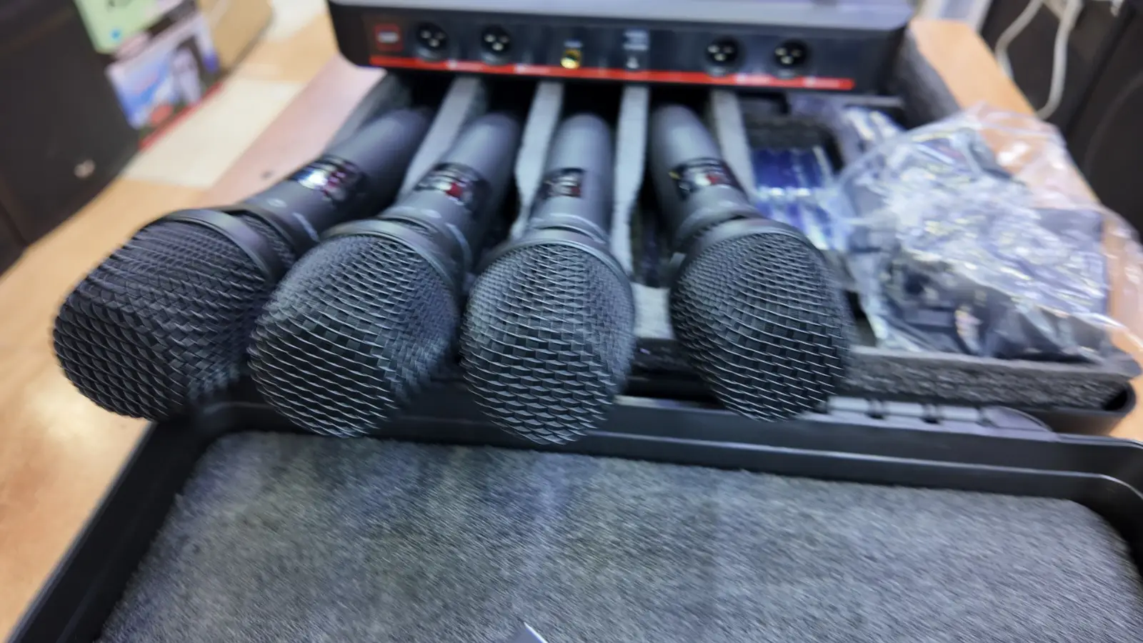 Thunder Sound TS204 Vocalset Artist UHF Wireless Microphone – Dual Handheld System for Churches, Events and Live Performance Thunder Sound TS204 vocal microphone
