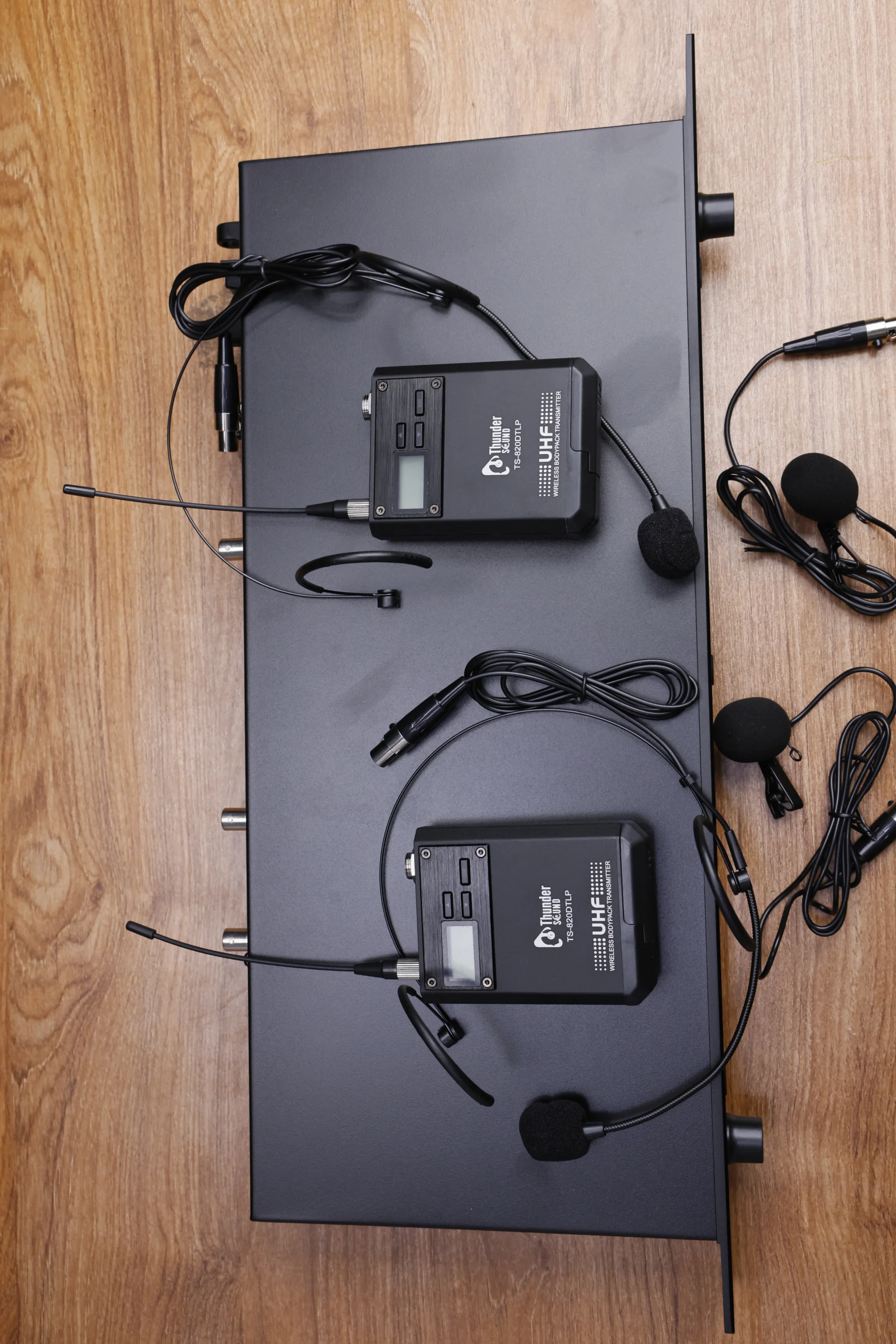 Professional wireless microphone system for audio installations